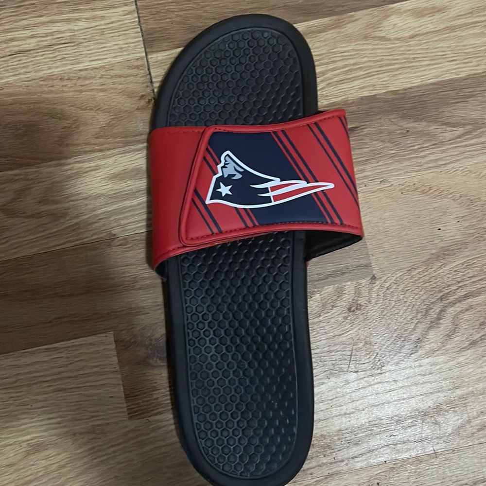Men’s Patriot Logo Slides